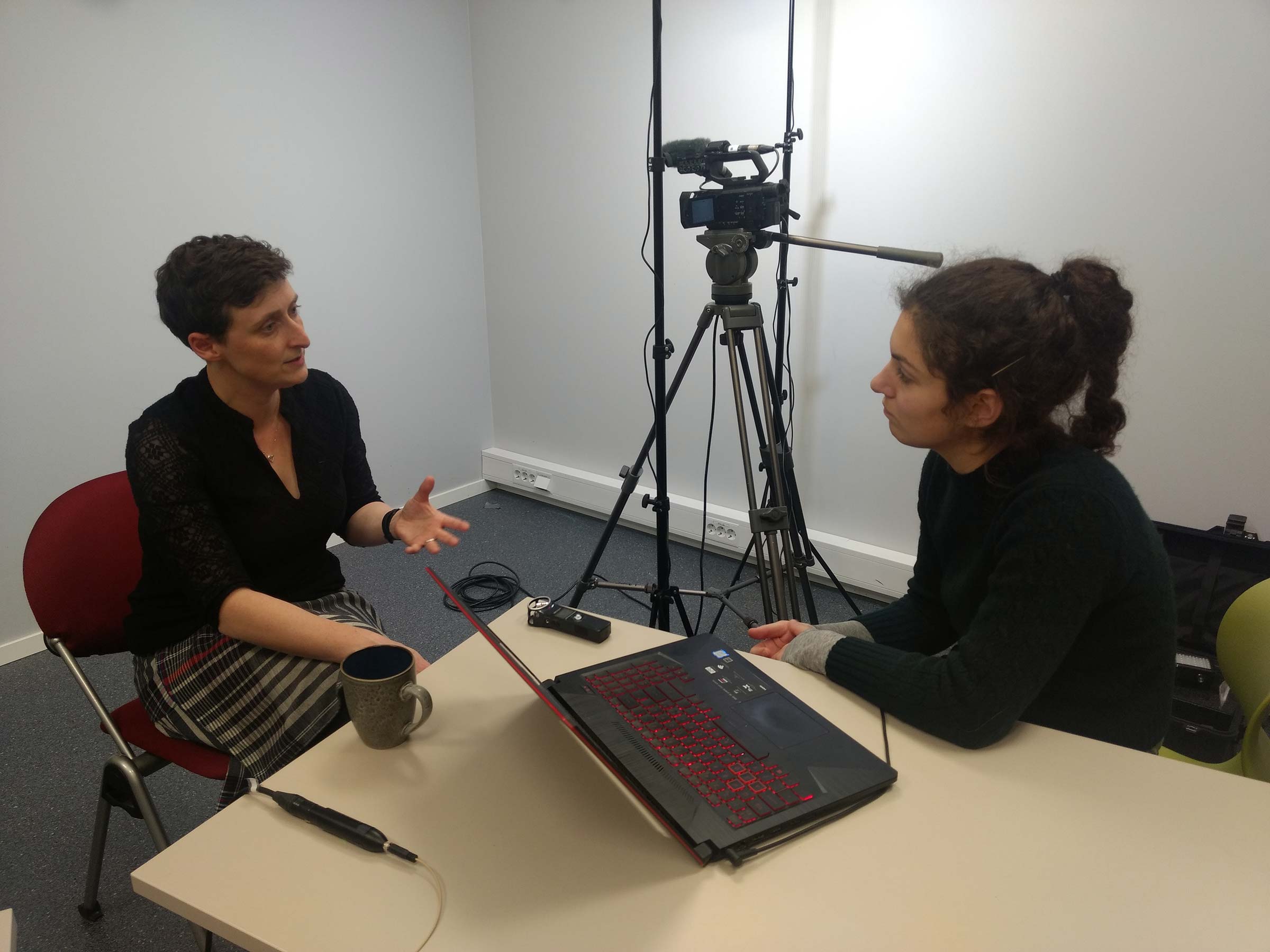 From left to right: Liz Dobson and Karolina Jawad during the interview. Photo by Anna Xambó.